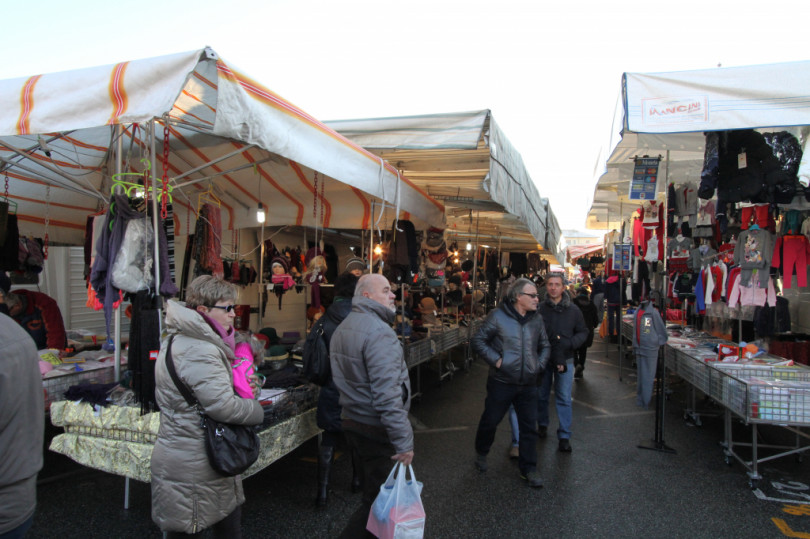 Casale: diverbio al mercato tra due stranieri con finto accoltellamento